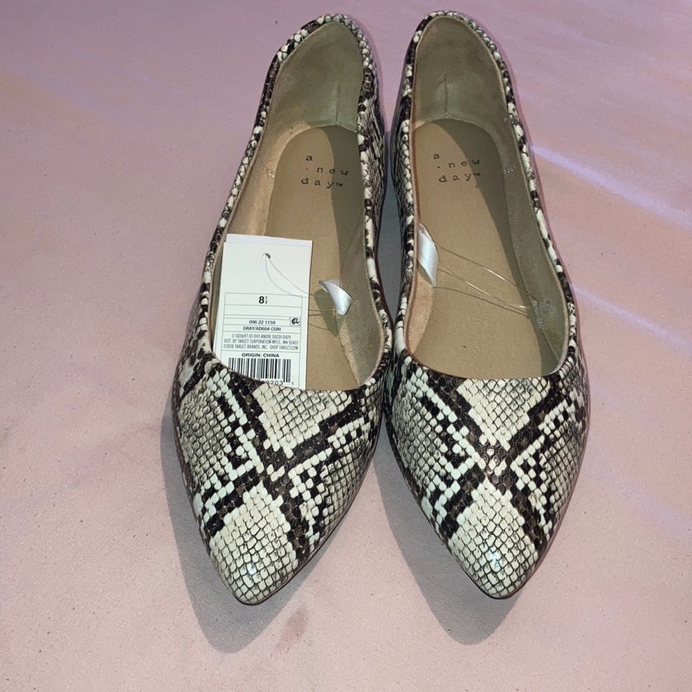 Snake print pointy flats
